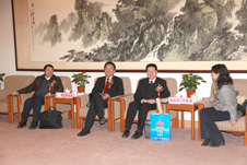 国家质检总局总检验师项玉章（左二）与国家质检总局法规司司长刘兆彬（左一）、中国消费者协会副会长兼秘书长杨红灿（右二）、国家质检总局产品质量监督司副司长刘春燕（右一）就引导质量消费话题进行交谈