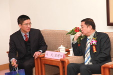国家质检总局质量管理司副司长惠博阳在研讨会中与中国质量检验协会常务理事、中检协联合（北京）质量检验研究中心主任张明讨论相关质量消费维权话题
