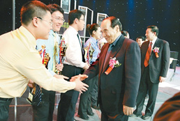 2009年12月28日，全国质量知识竞赛决赛在京举行，阿不来提·阿不都热西提副主席、时任国家质检总局局长王勇向获奖选手表示祝贺