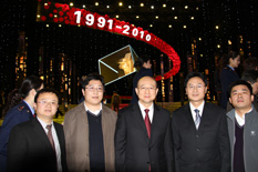 时任国家质检总局副局长支树平（右三）在中央电视台演播大厅2010年“3.15晚会”直播现场与中国质量检验协会会员工作部主任杨晓东（右二）、防伪中心主任王成村（右一）、会员工作部副主任刘辉（左二）、会员工作部副主任王剑（左一）等协会工作人员代表合影留念