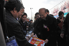时任国家质检总局副局长支树平在2010年“3.15”咨询活动现场阅示由中国质量检验协会编辑发放的《3.15宣传手册》